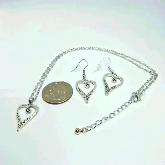 NWOT Beautiful Heart Necklace and Earrings Set - Picture 3 of 3